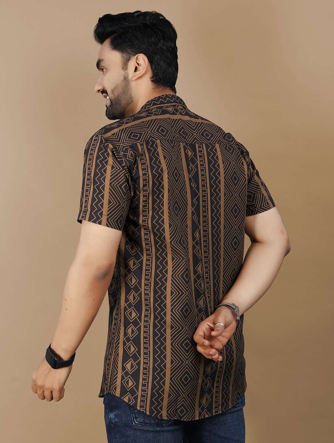 men printed short sleeve collared shirt - 21986774 -  Standard Image - 3
