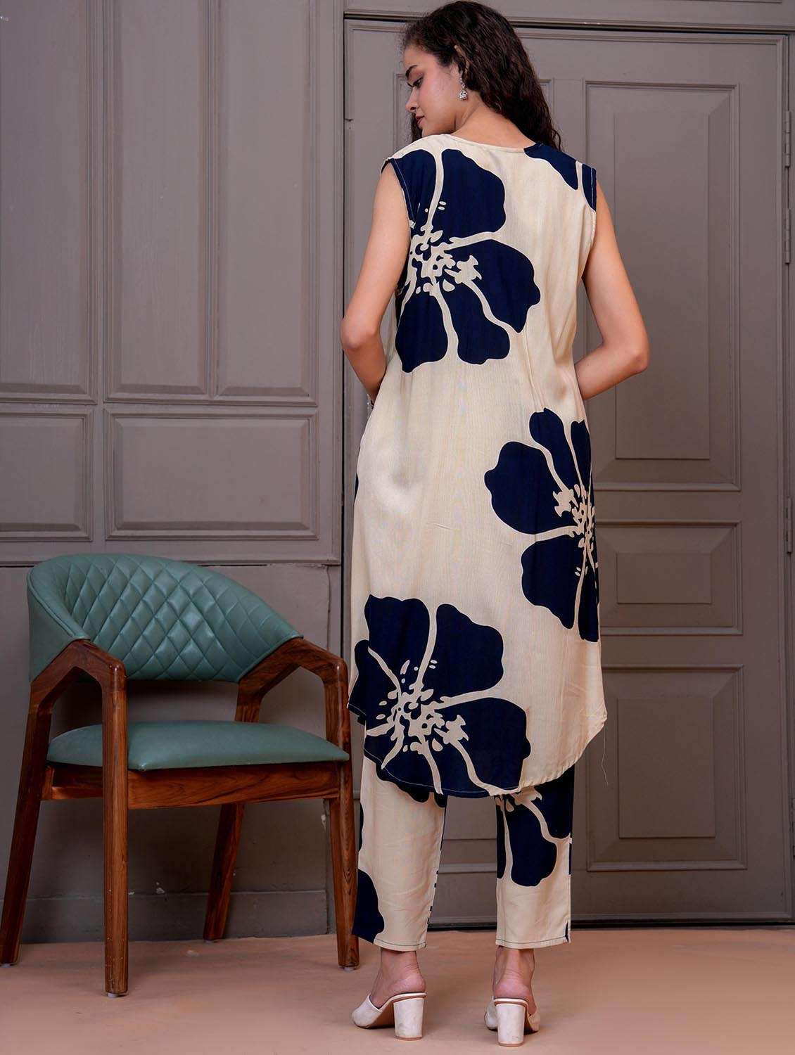 women bandhani print sleeveless kurta and pant set - 21986792 -  Standard Image - 3