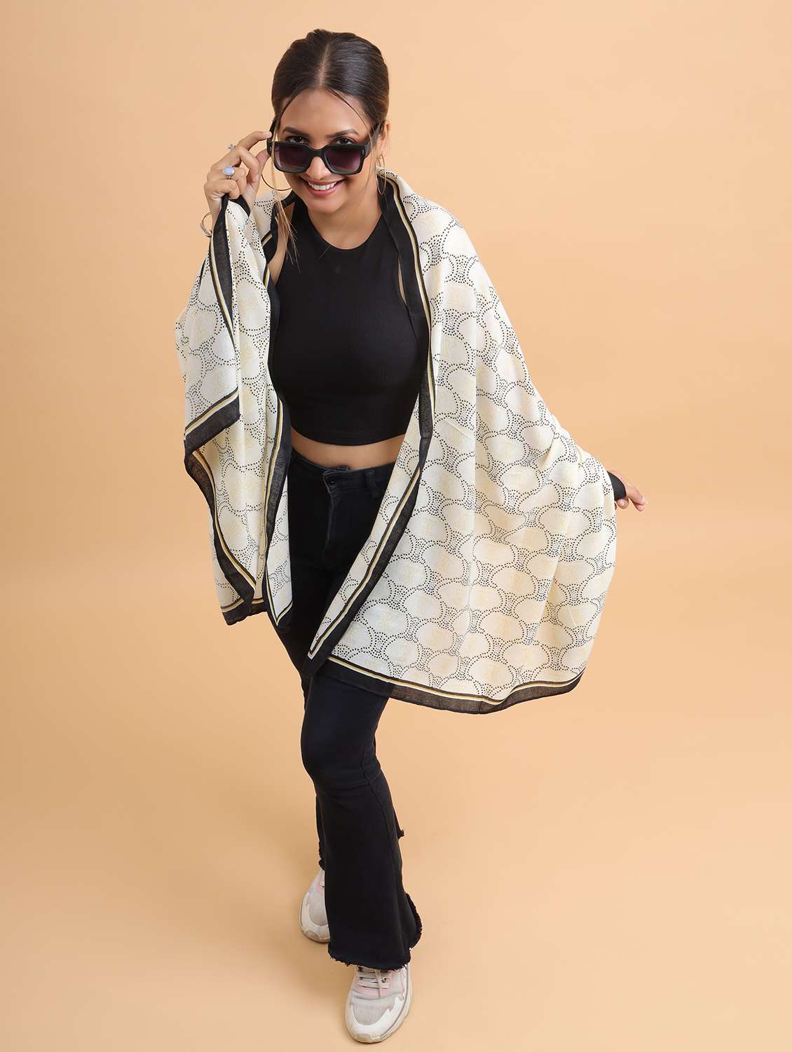 women printed viscose scarf   - 21986806 -  Standard Image - 3