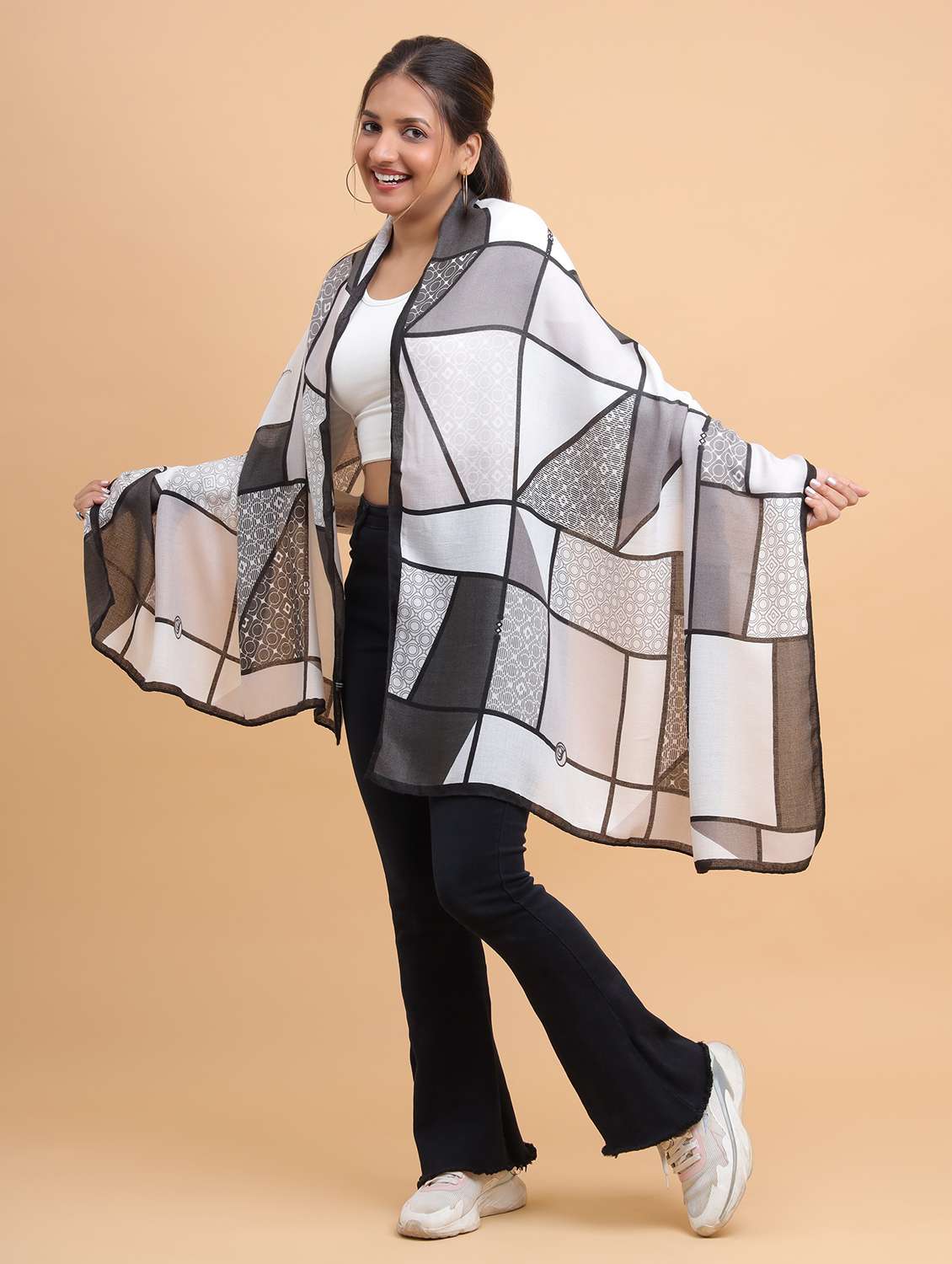 women geometric print viscose scarf   - 21986816 -  Standard Image - 3