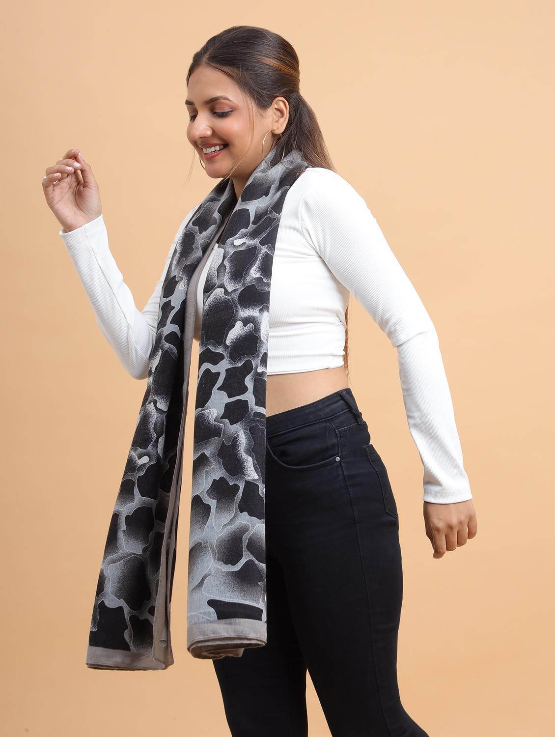 women abstract printed viscose blend scarf - 21986822 - Standard Image - 3