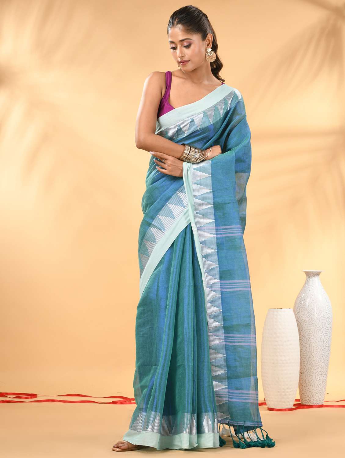 women solid with bordered handloom saree with blouse