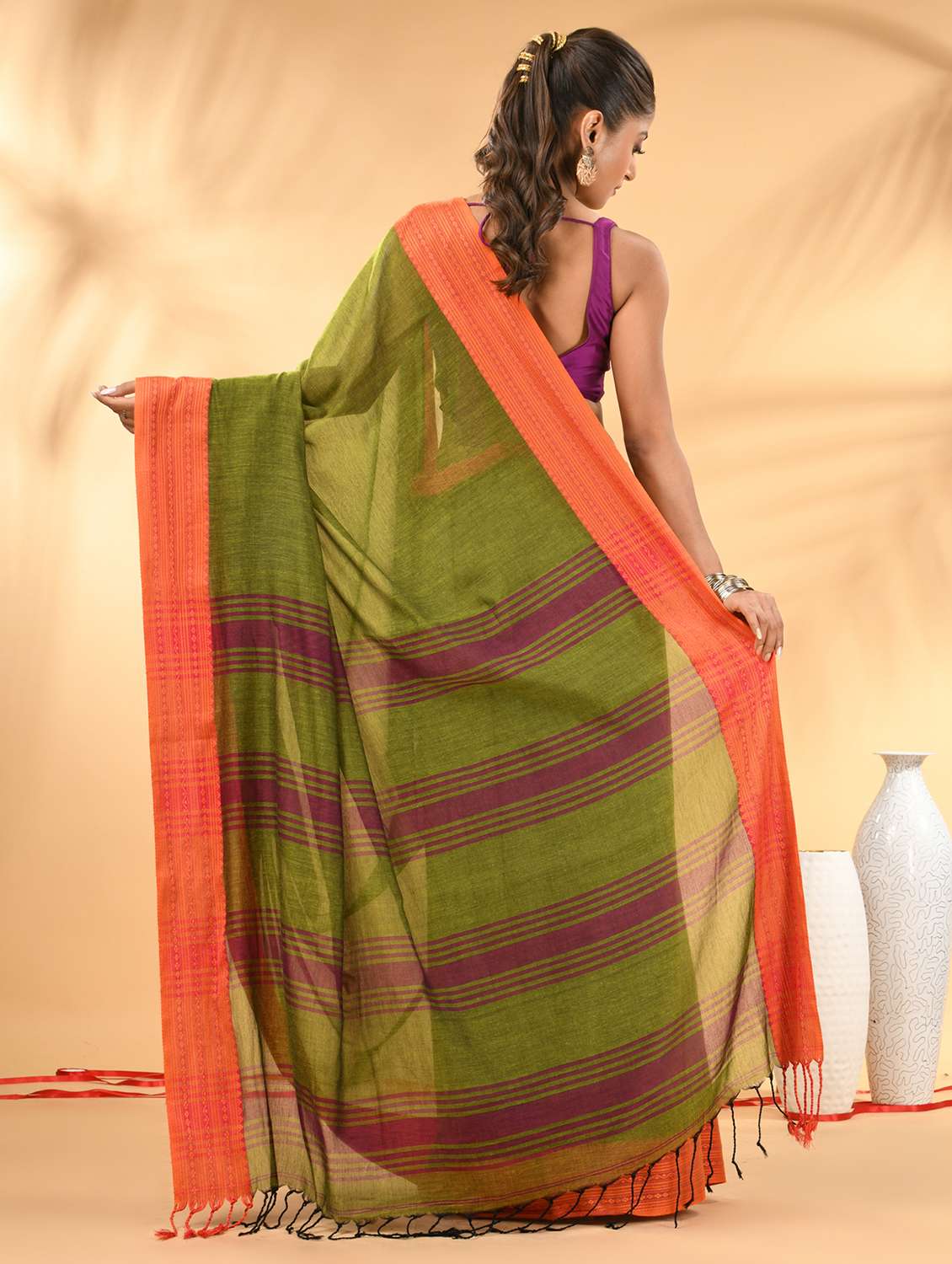 women solid with bordered handloom saree with blouse - 21986978 -  Standard Image - 3