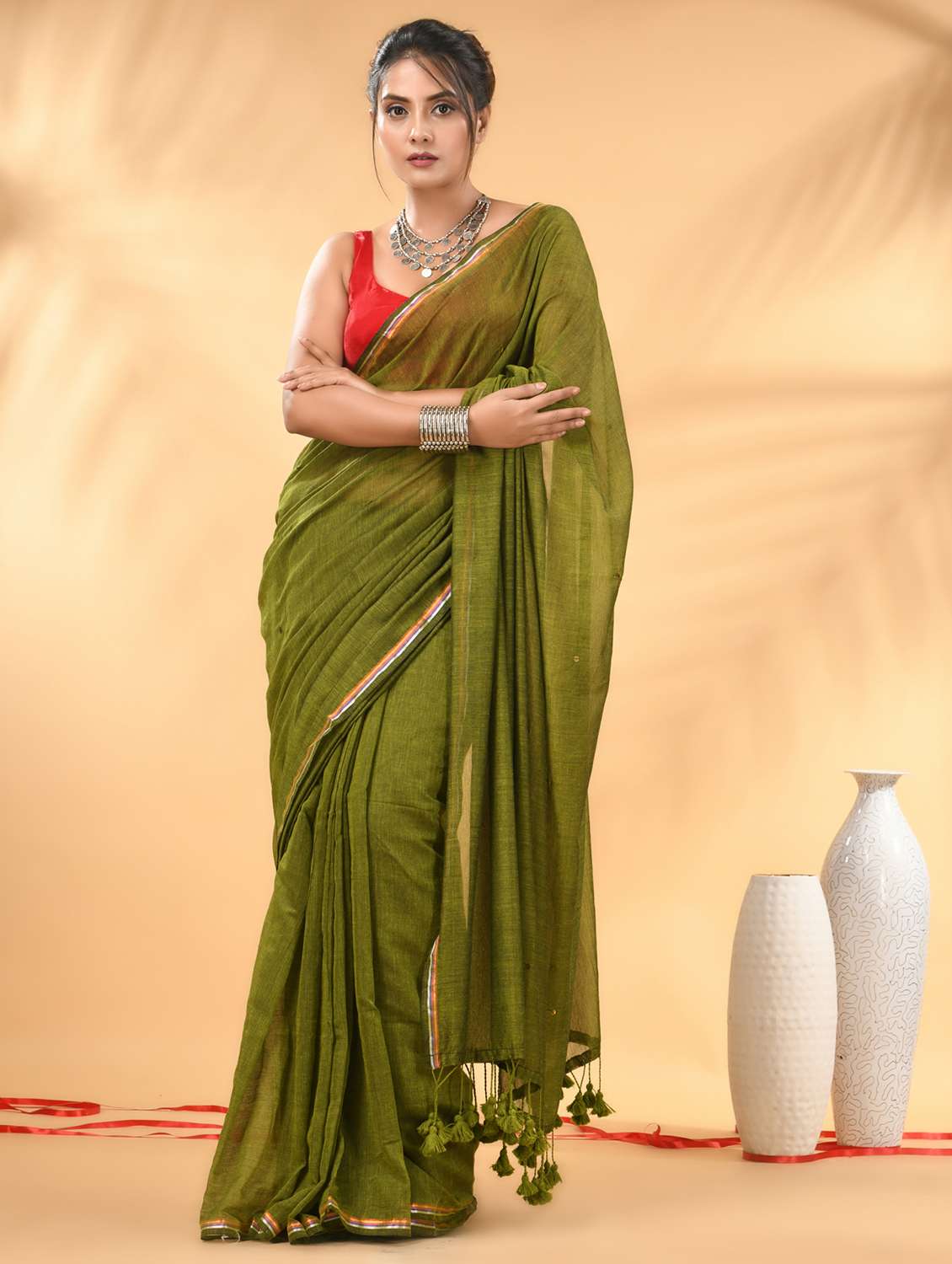 women solid with bordered handloom saree with blouse