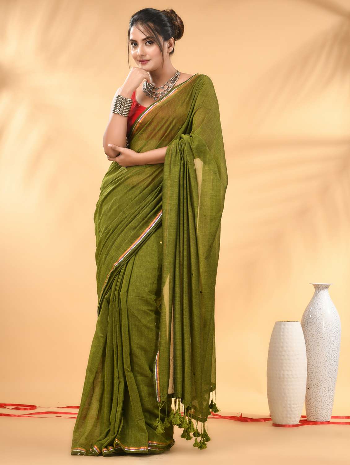 women solid with bordered handloom saree with blouse - 21986995 -  Standard Image - 3