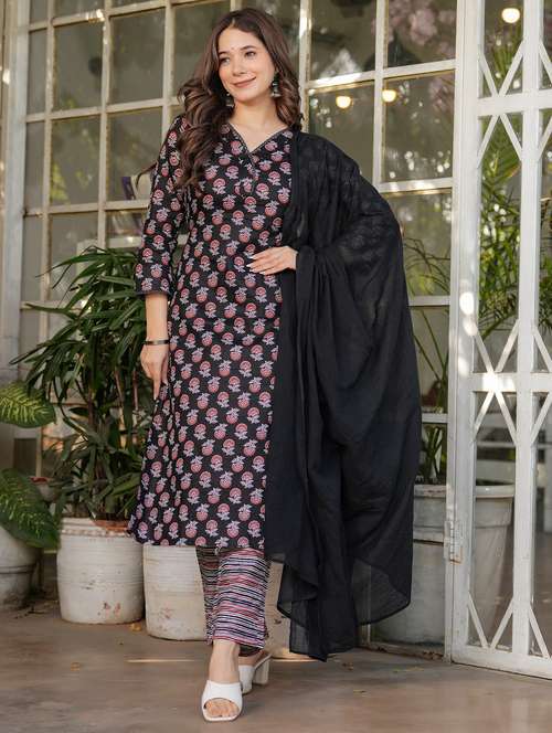 women three quarter sleeve kurta pant with dupatta set - 21987374 - Standard Image - 0