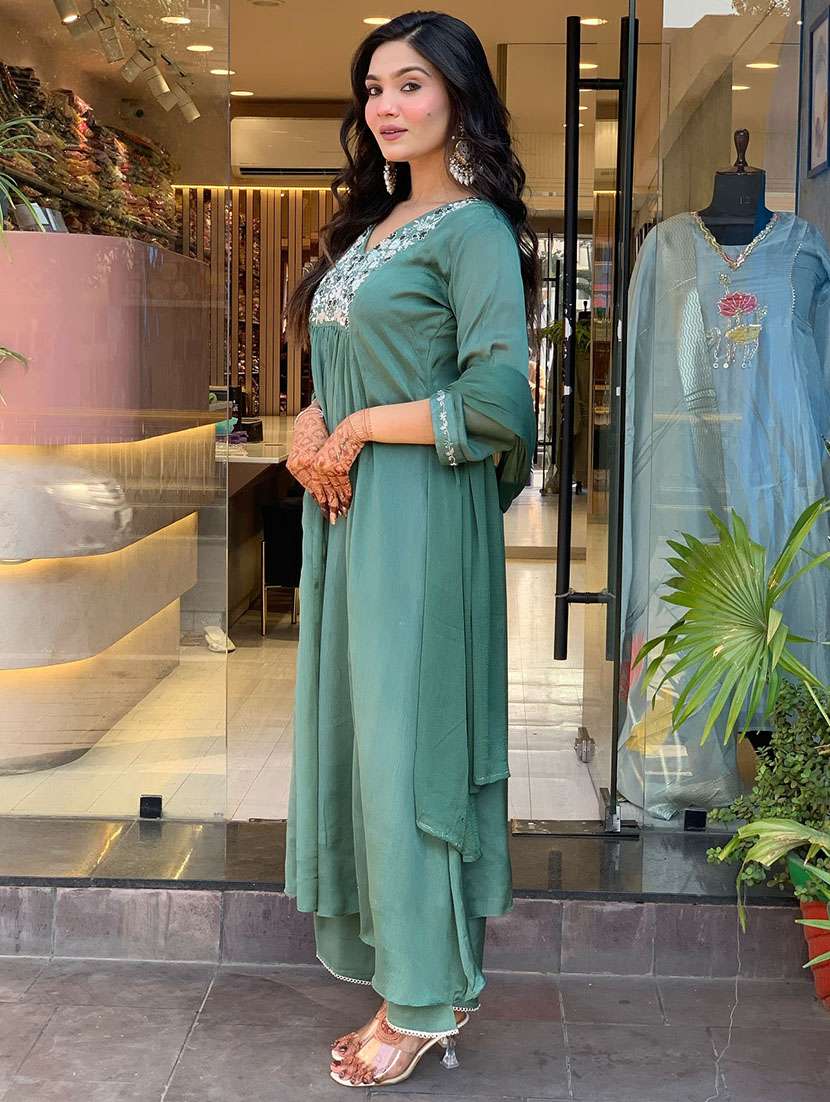 women solid with work three quarter sleeve kurta pant with dupatta set - 21989869 - Standard Image - 3