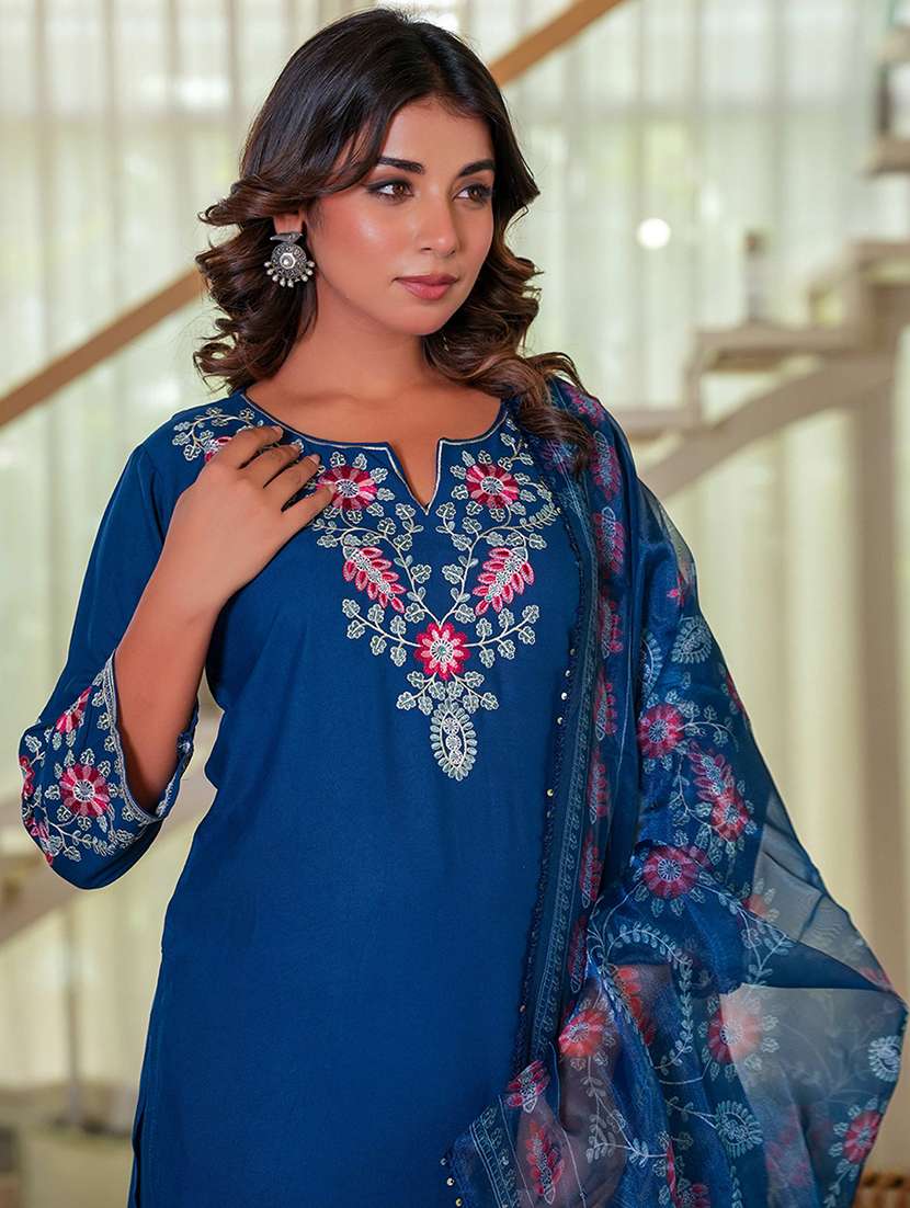 women embroidered kurta and pant with dupatta set - 21993611 -  Standard Image - 3