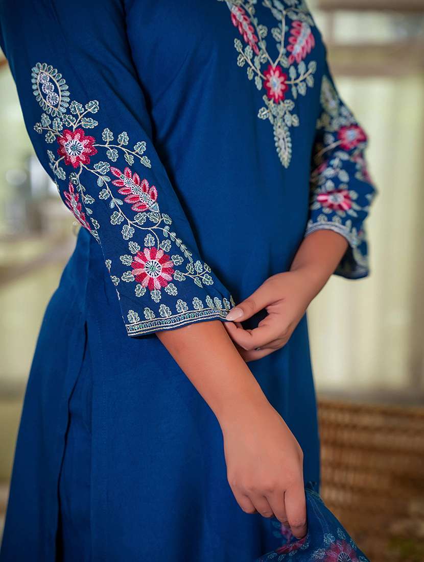 women embroidered kurta and pant with dupatta set - 21993611 -  Standard Image - 5