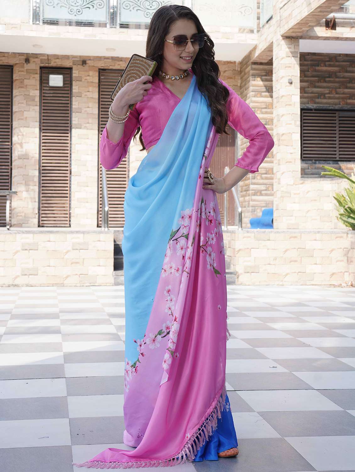 women floral printed saree with blouse - 21993929 -  Standard Image - 3