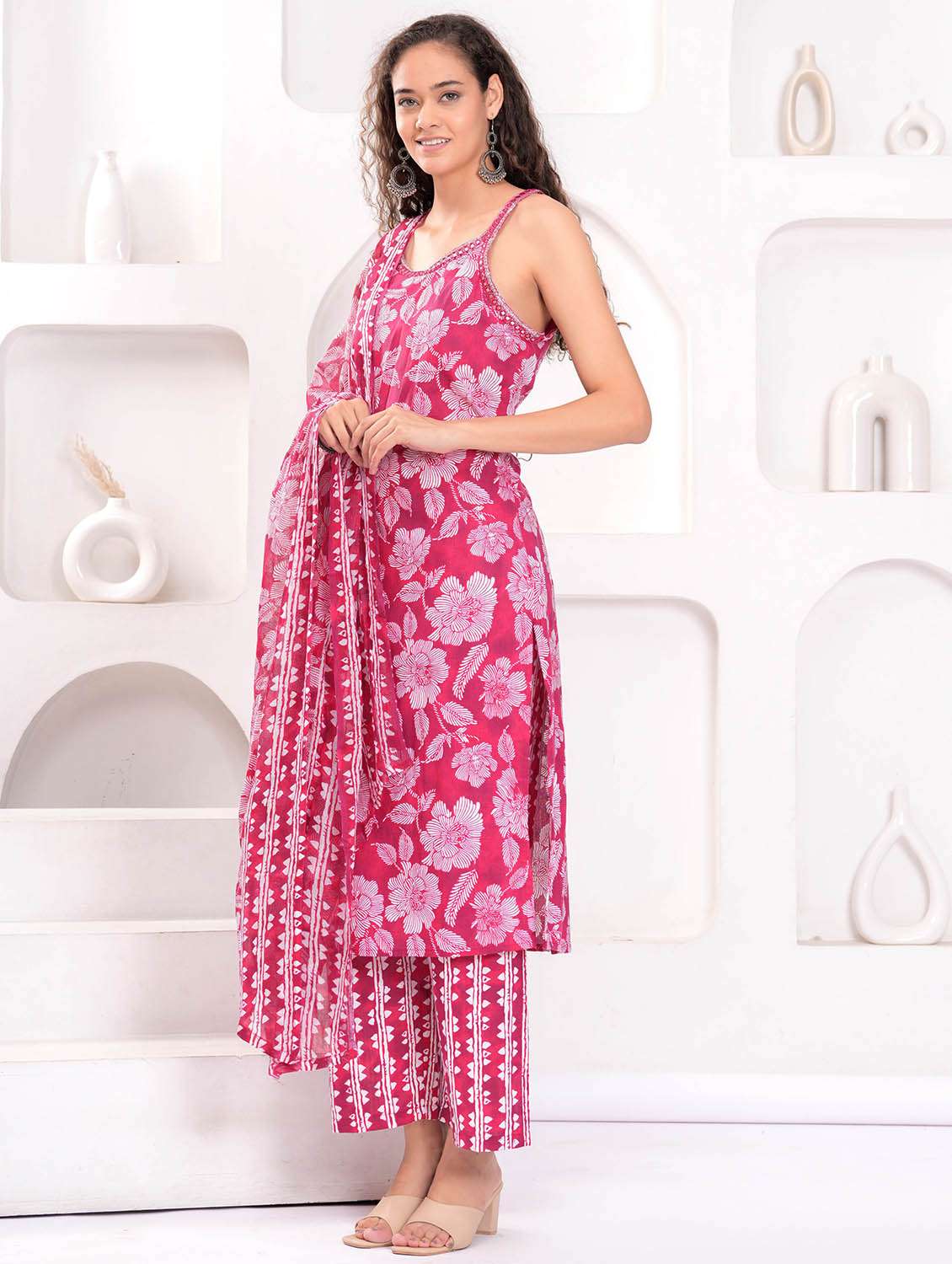 women floral print kurta and pant with dupatta set - 21995135 - Standard Image - 3
