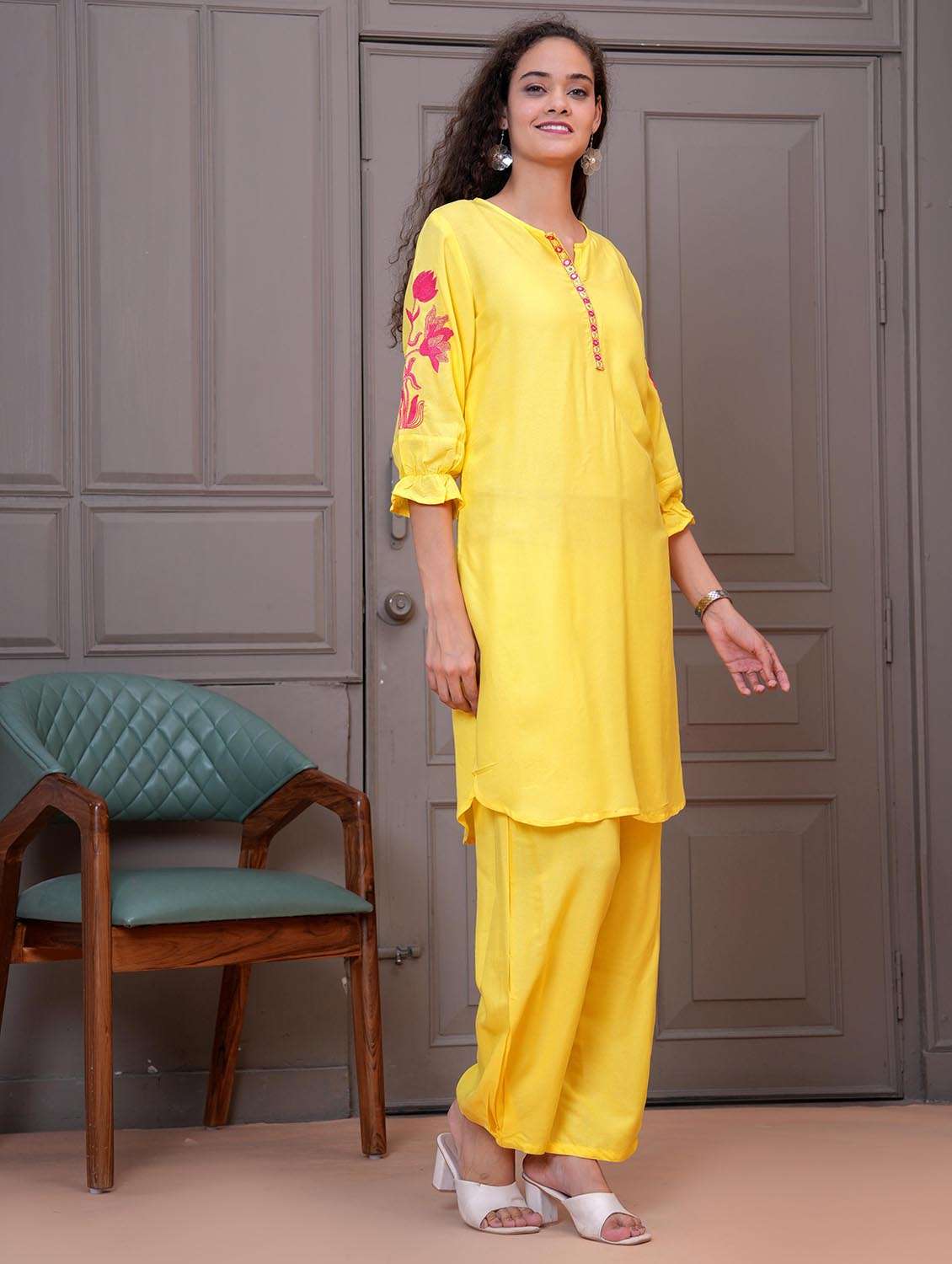 women embroidered kurta and palazzo set - 21995138 -  Standard Image - 3