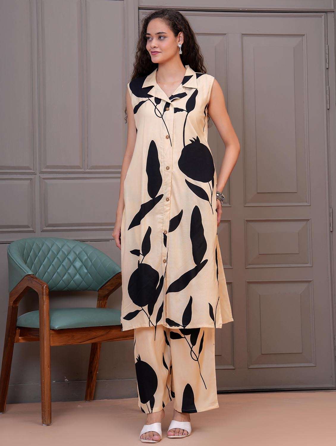 women printed sleeveless kurta and palazzo set - 21995149 - Standard Image - 5