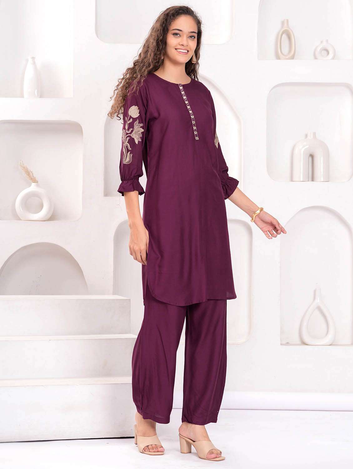 women embroidered kurta and pant set - 21995165 - Standard Image - 3
