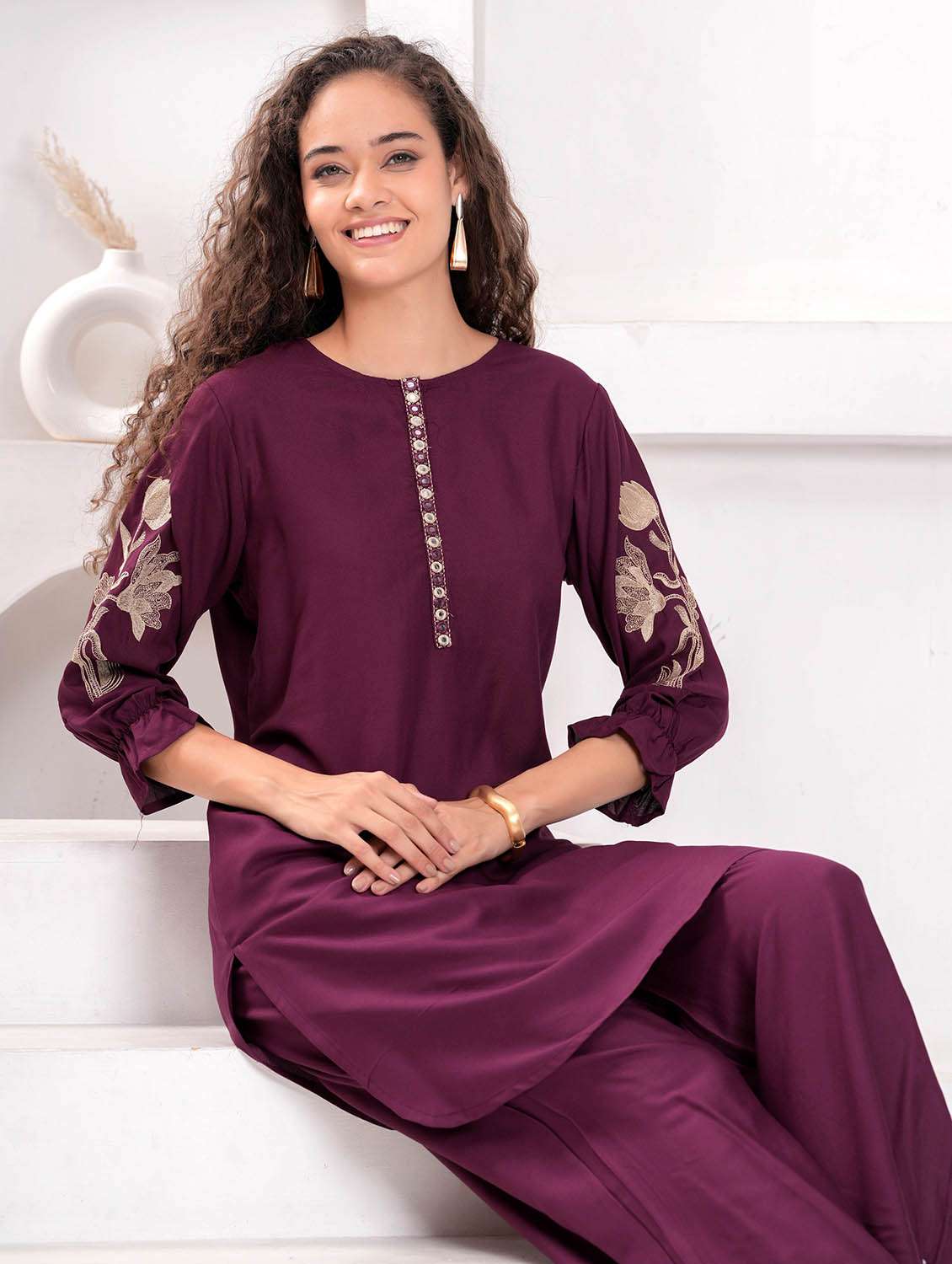 women embroidered kurta and pant set - 21995165 - Standard Image - 5