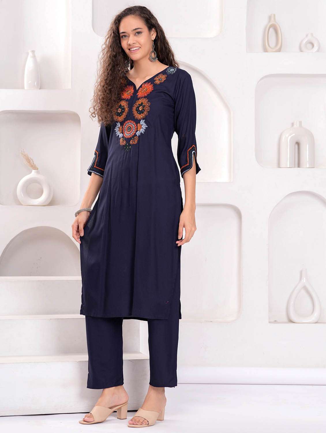 women embroidered kurta and pant set - 21995169 -  Standard Image - 3