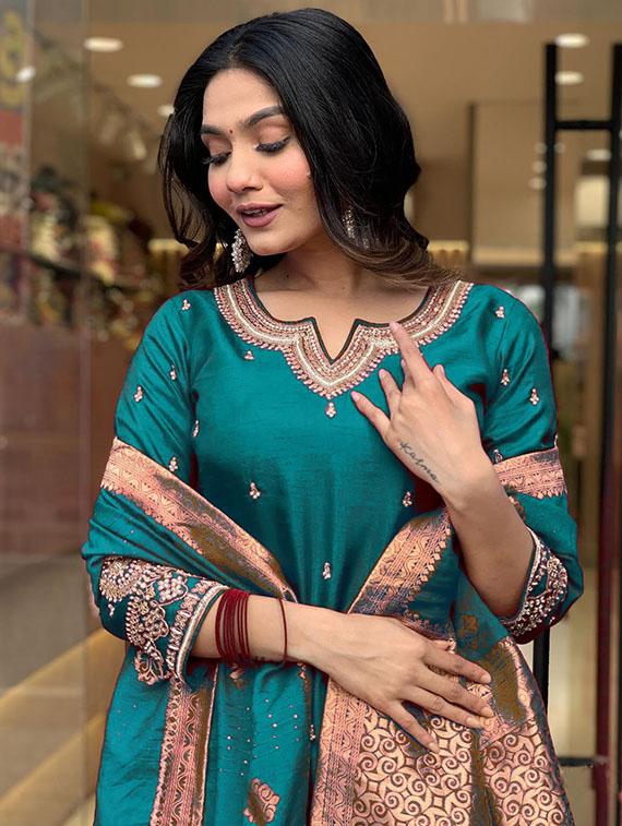 women embroidered kurta and pant with dupatta - 21995259 - Standard Image - 5
