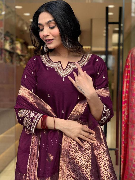 women embroidered kurta and pant with dupatta - 21995260 - Standard Image - 5