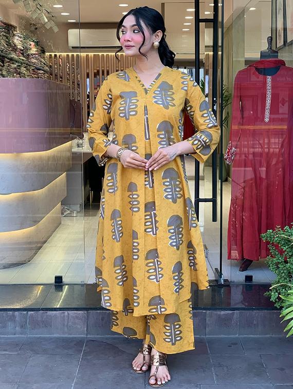 women printed three quarter sleeve kurta palazzo set - 21997877 - Standard Image - 3