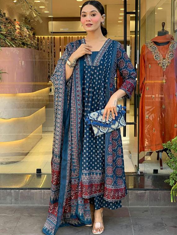 women printed three quarter sleeve kurta palazzo with dupatta set