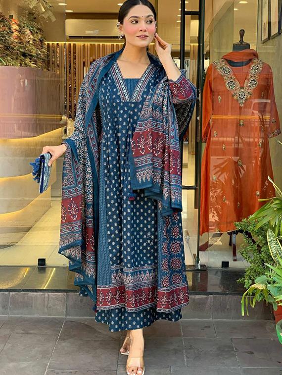 women printed three quarter sleeve kurta palazzo with dupatta set - 21997878 - Standard Image - 3