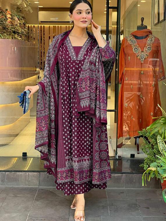 women printed three quarter sleeve kurta palazzo with dupatta set
