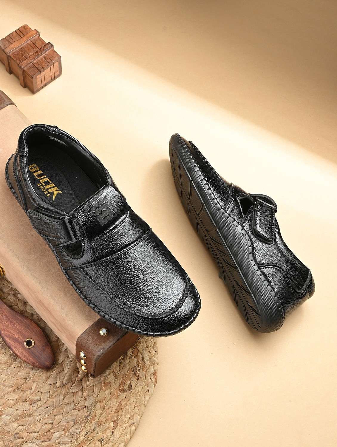 men solid close back sandal