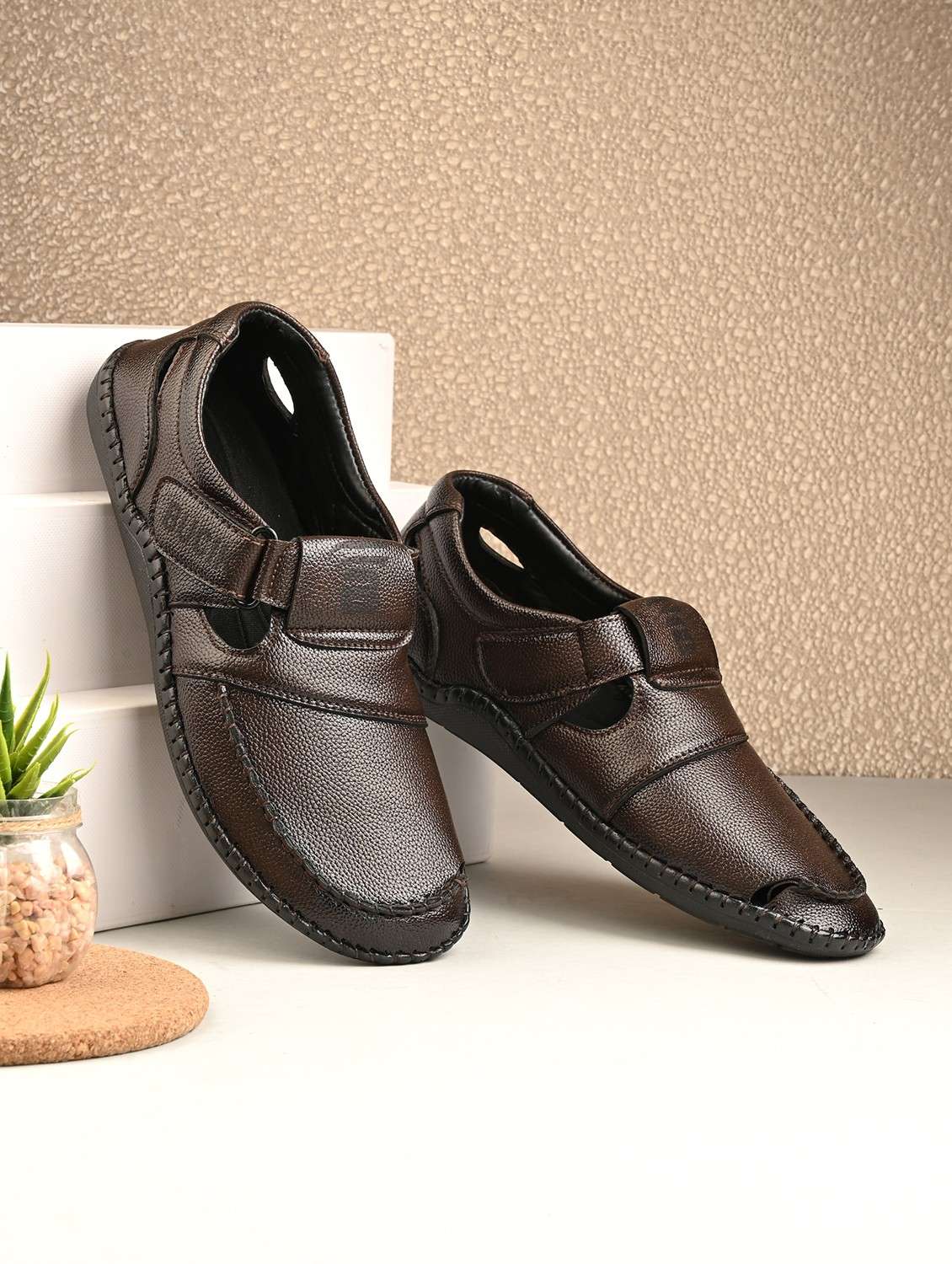 men solid close back sandal