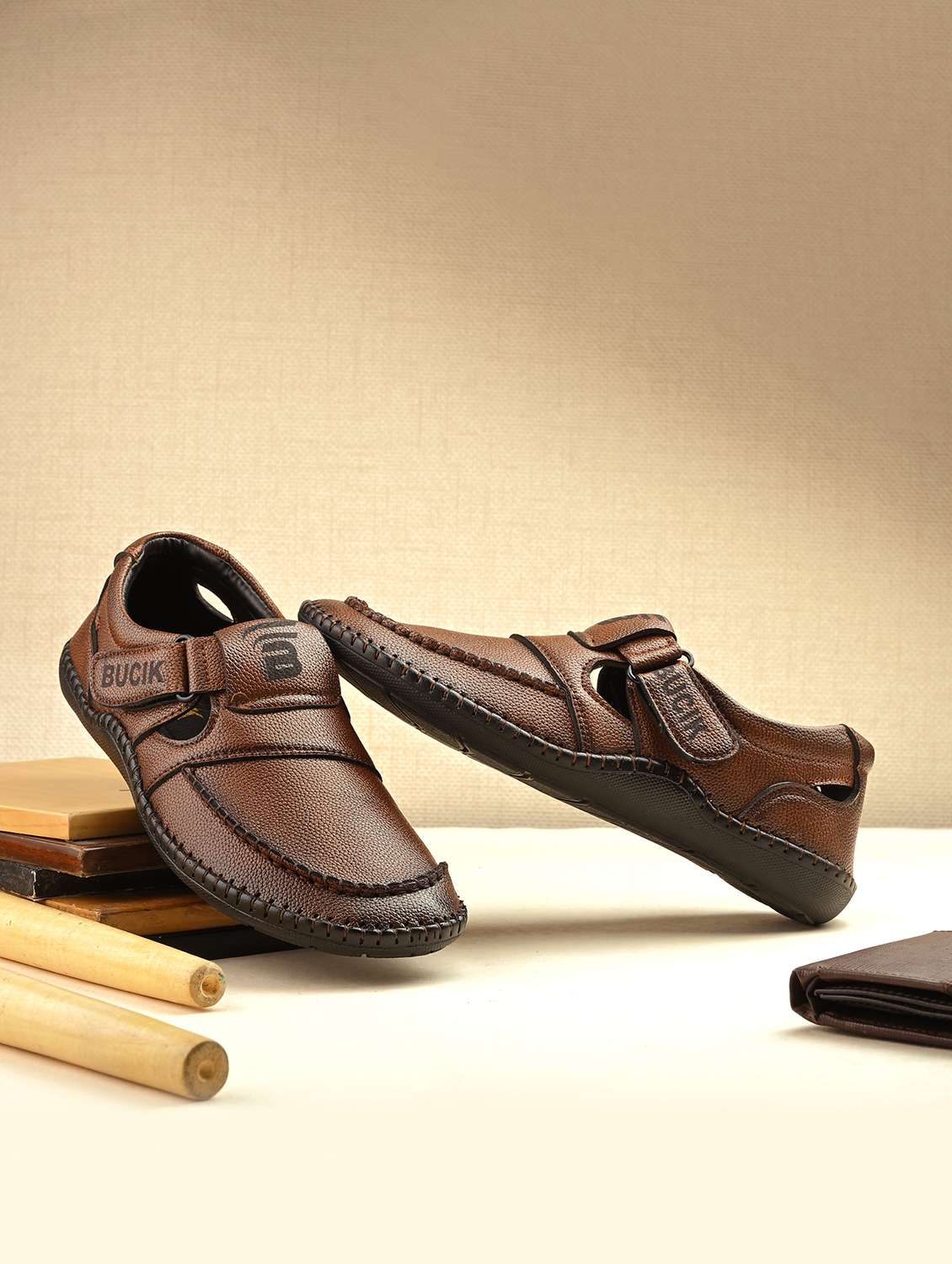 men solid close back sandal