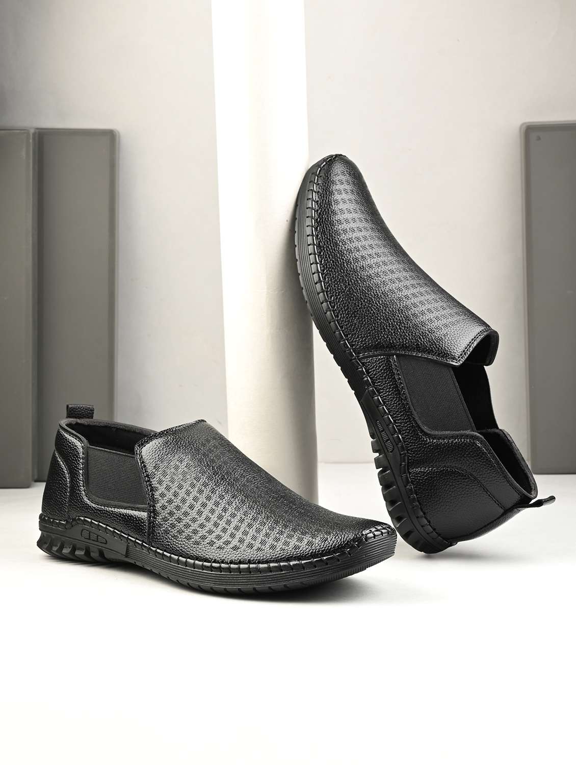 men black slip on casual shoes - 21998040 - Zoom Image - 0