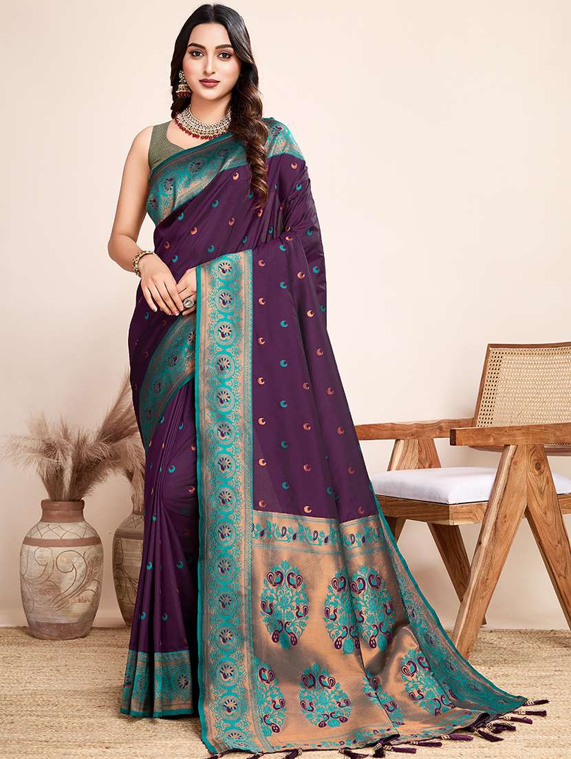 women self design bordered saree with blouse
