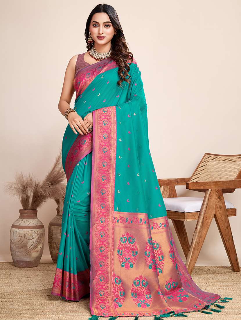 women self design bordered saree with blouse