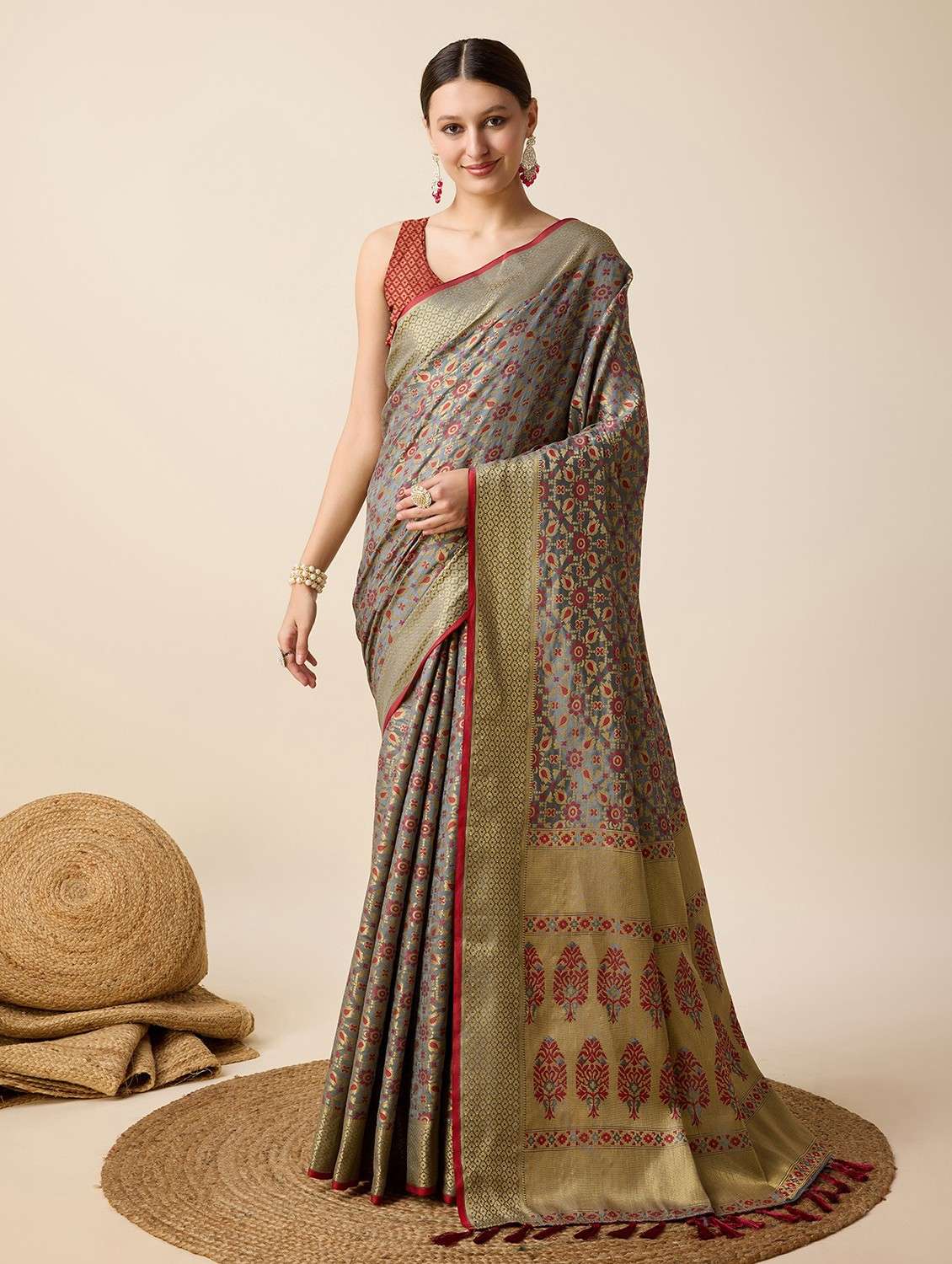women self design banarasi saree with blouse