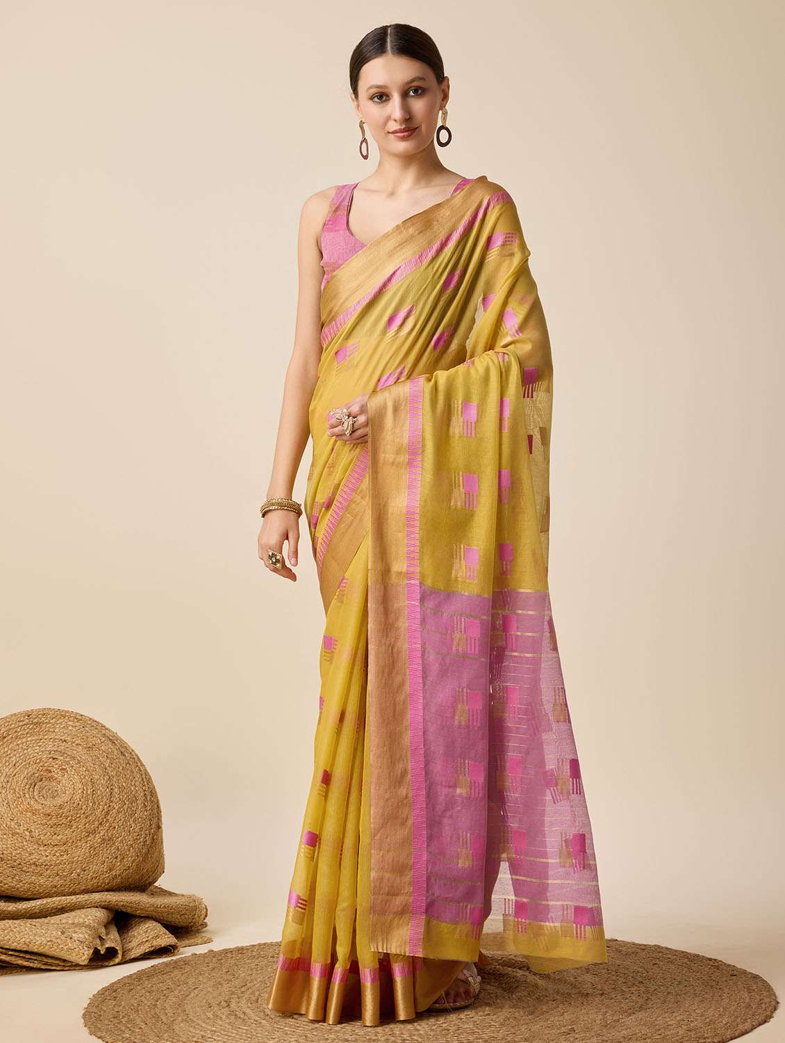 women self design bordered saree with blouse