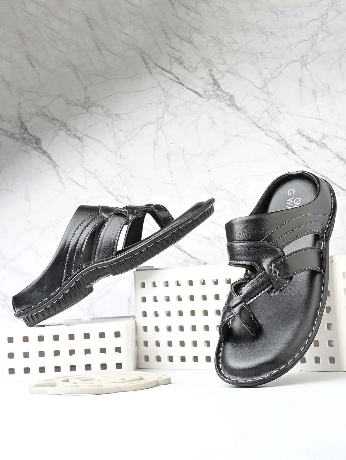 men solid toe separator sandal - 22003919 -  Zoom Image - 0