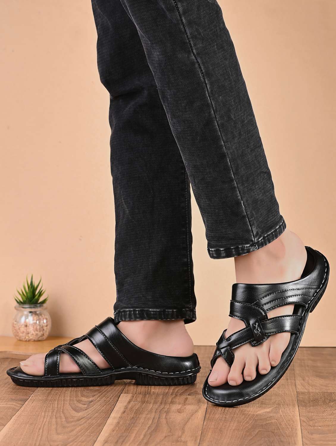 men solid toe separator sandal - 22003919 - Standard Image - 3