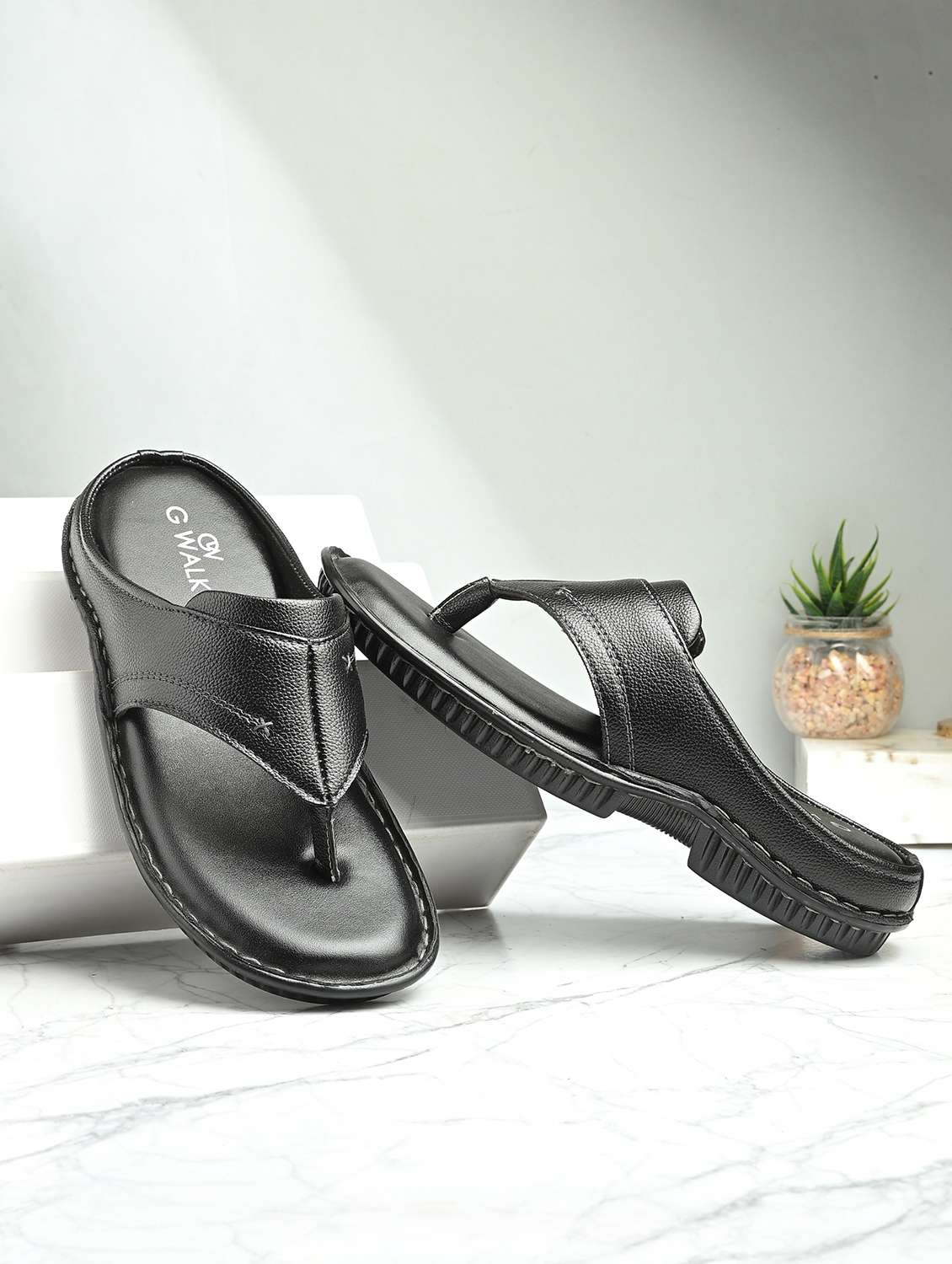 men solid toe separator sandal