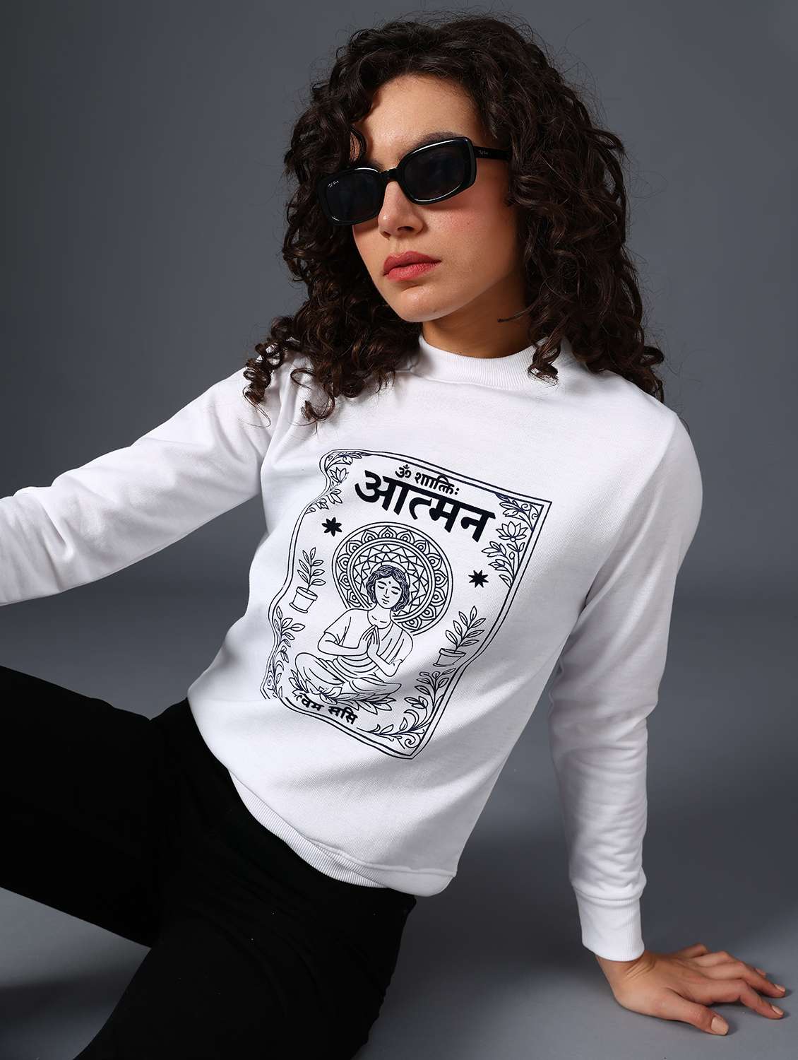 white fleece chest print sweatshirt