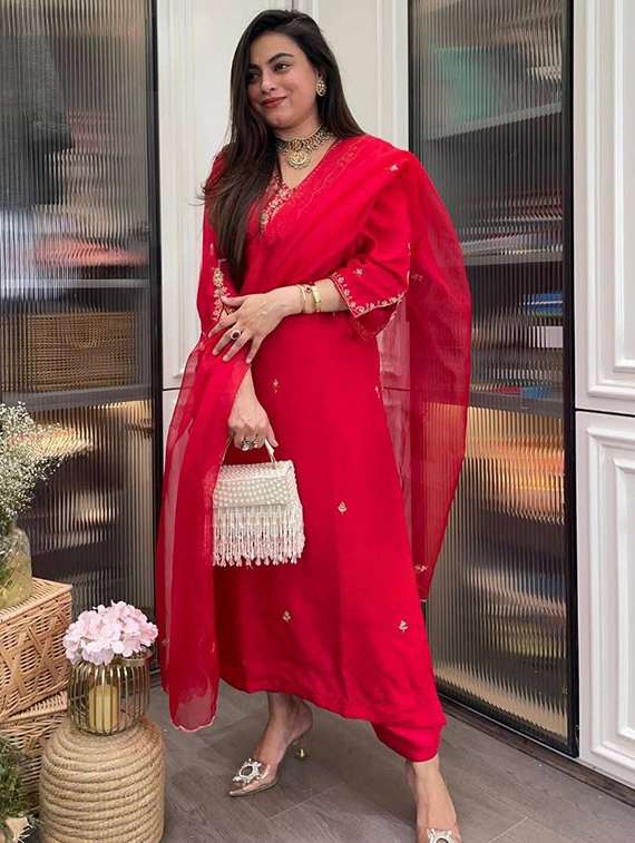 women embroidered three quarter sleeve kurta pant with dupatta set - 22004603 - Zoom Image - 0