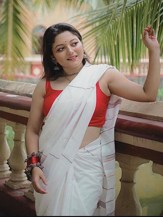 women white striped handloom saree with blouse - 22004941 - Standard Image - 3