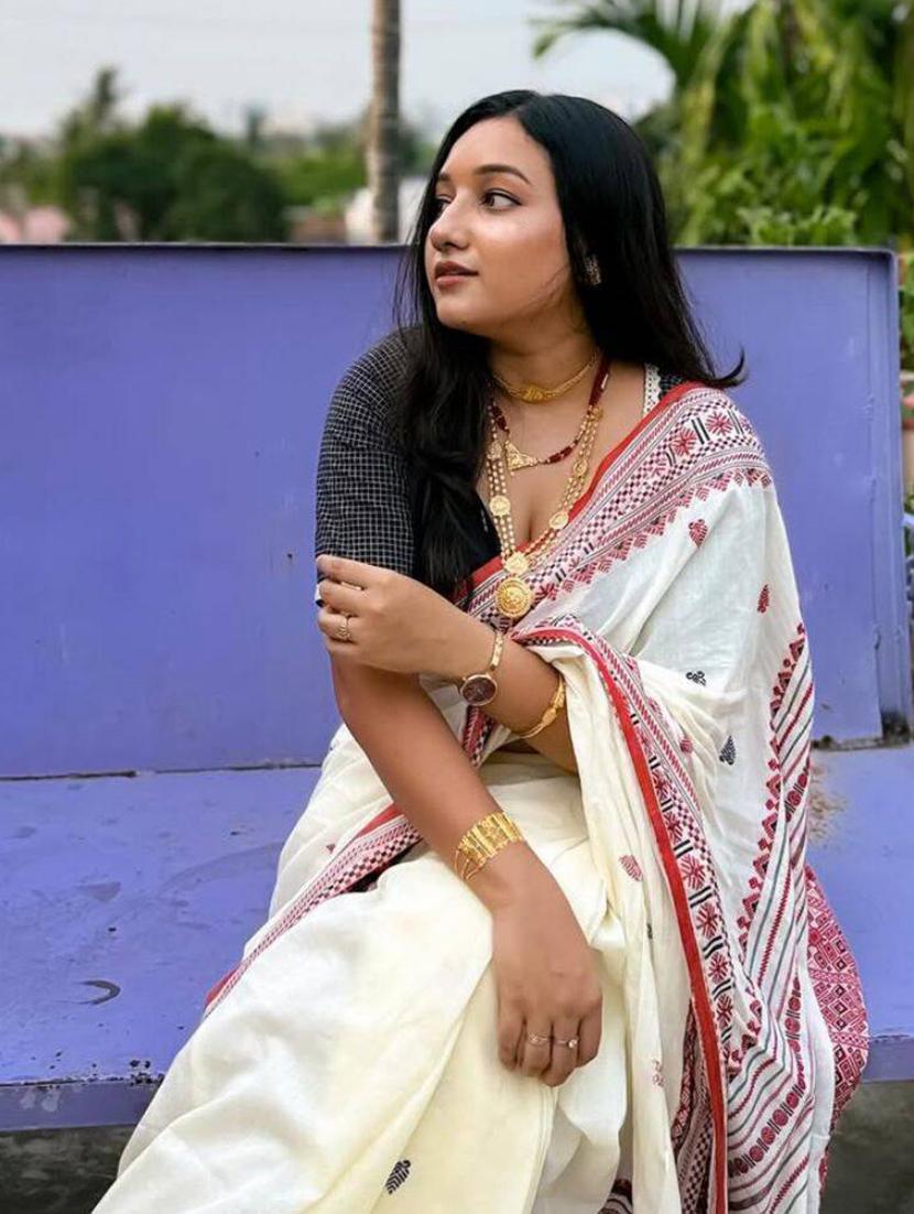 women white self designed boardered handloom saree with blouse - 22004969 - Standard Image - 3