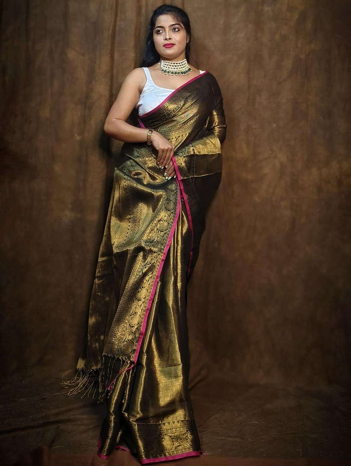 women solid with bordered saree - 22004986 -  Zoom Image - 0