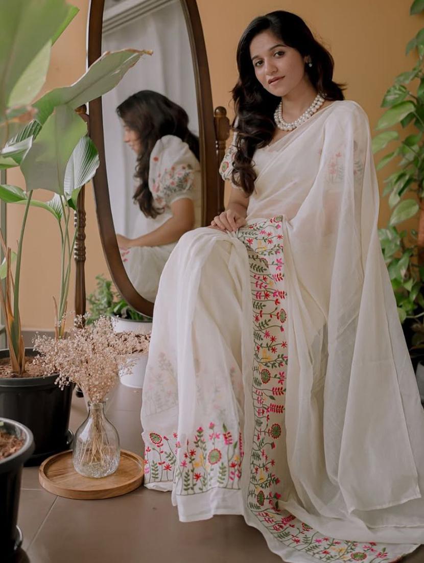 women white embroidered boardered handloom saree with blouse - 22004999 -  Zoom Image - 0