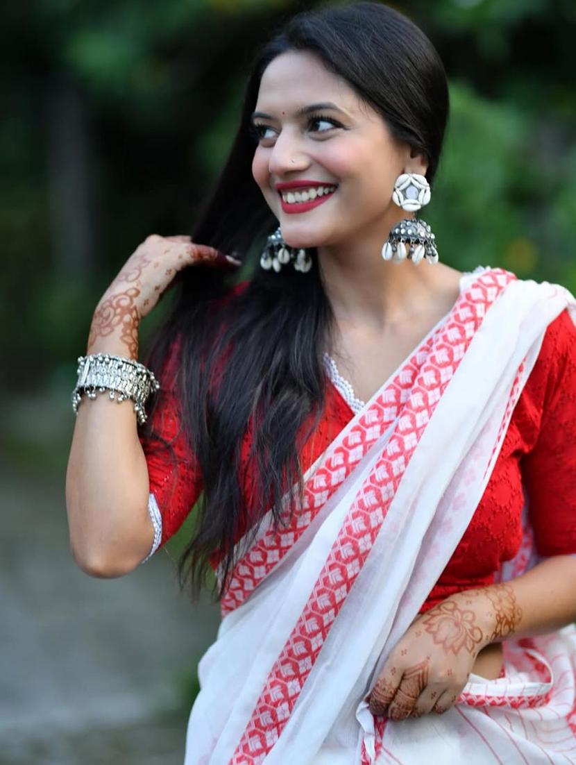 women white boardered handloom saree with blouse - 22005003 - Standard Image - 3
