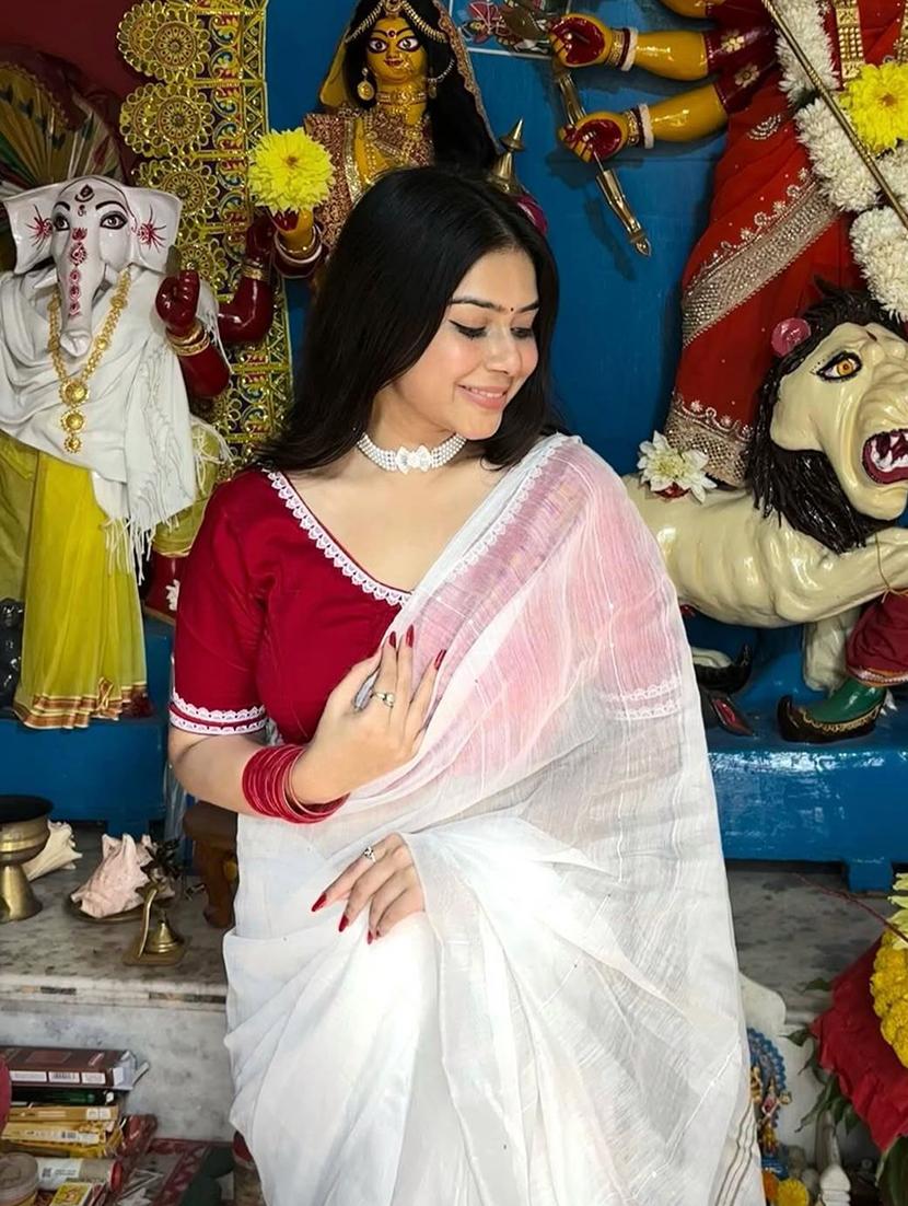 women white solid handloom saree with blouse - 22005010 - Standard Image - 3