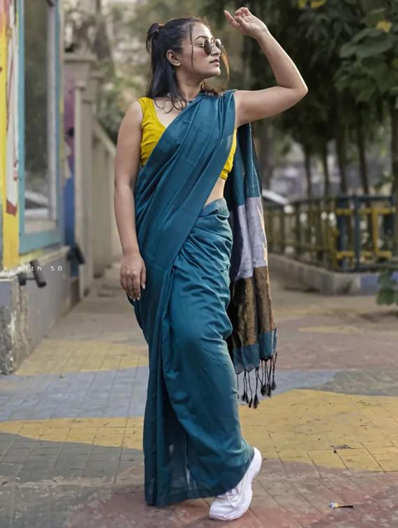 women solid handloom saree with blouse
