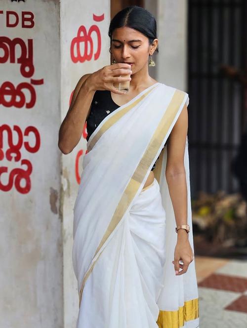women white contrast boardered handloom saree with blouse - 22005014 -  Standard Image - 0