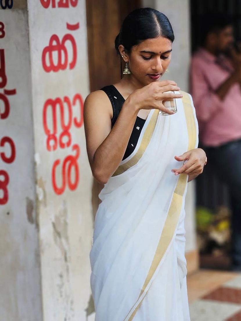 women white contrast boardered handloom saree with blouse - 22005014 - Standard Image - 3