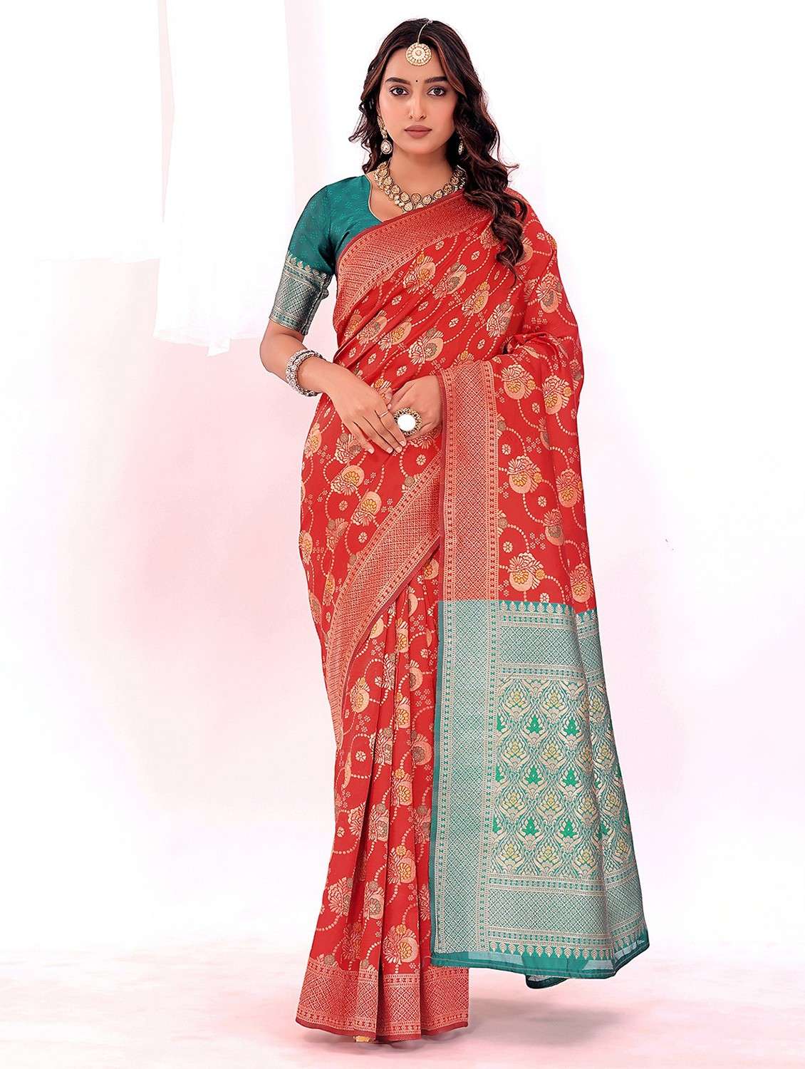 women self design kanjivaram saree with blouse