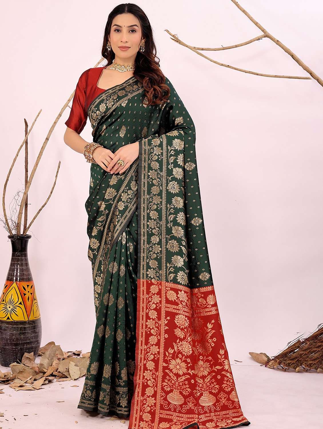 women self design banarasi saree with blouse - 22007175 - Zoom Image - 0